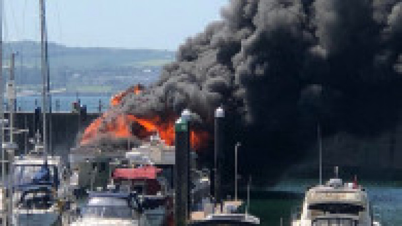 Un super-iaht a luat foc și s-a scufundat într-un port din Anglia Foto: Profimedia Images | Poza 3 din 14