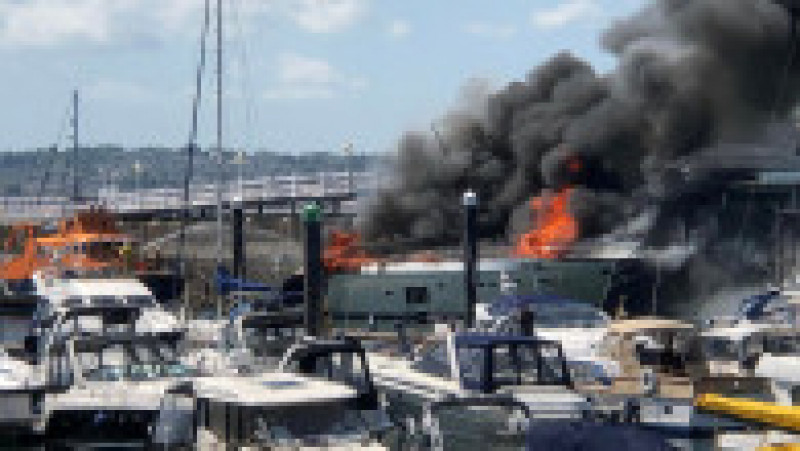 Un super-iaht a luat foc și s-a scufundat într-un port din Anglia Foto: Profimedia Images | Poza 4 din 14