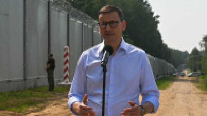 Premierul polonez Mateusz Morawiecki vizitează punctul de trecere a frontierei de la Kuznica, la granița cu Belarusul. Foto: Profimedia | Poza 6 din 11