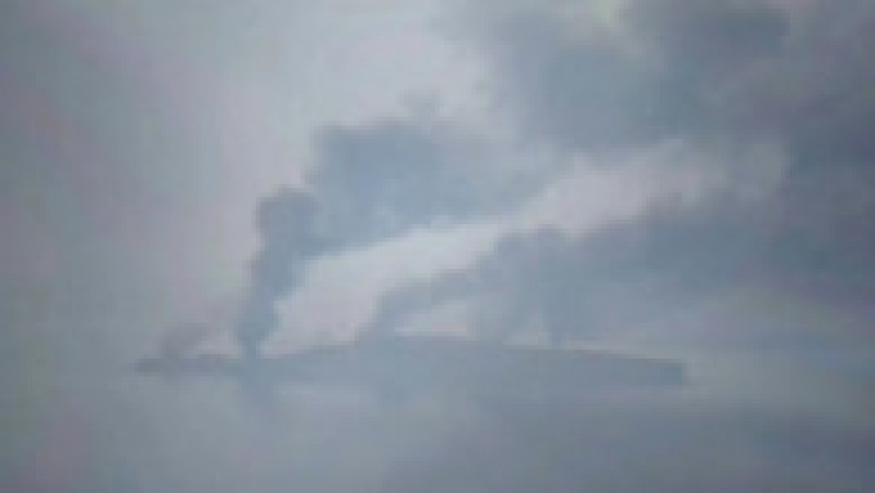 Fumul gros care a curpins Insula Șerpilor se vede de la mare distanță, după bombardamentele Ucrainei. Foto: Profimedia | Poza 4 din 4