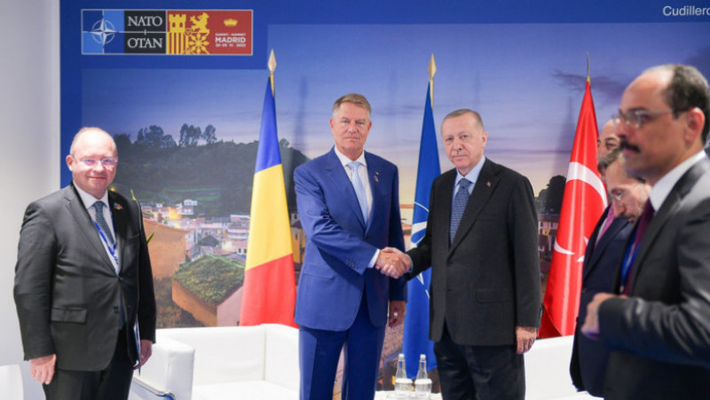 Klaus Iohannis a avut joi o întrevedere cu președintele Turciei, Recep Tayyip Erdogan, în marja participării la Summitul NATO de la Madrid. Foto: presidency.ro