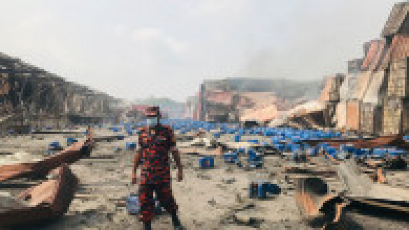 41 morți și sute de răniți într-un incendiu de proporţii la un depozit de containere din Bangladesh. Foto: Profimedia Images | Poza 3 din 18