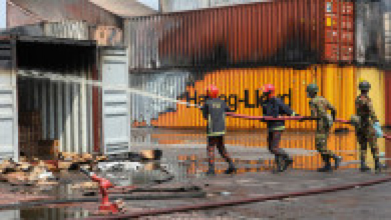 41 morți și sute de răniți într-un incendiu de proporţii la un depozit de containere din Bangladesh. Foto: Profimedia Images | Poza 1 din 18