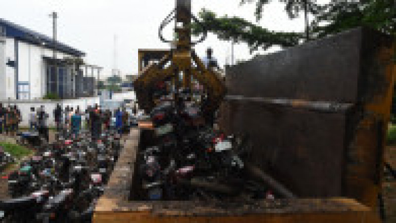 Peste 2.000 de motociclete folosite pe post de taxi au fost confiscate și distruse în cel mai mare oraș al Nigeriei, Lagos. Foto: Profimedia | Poza 5 din 6