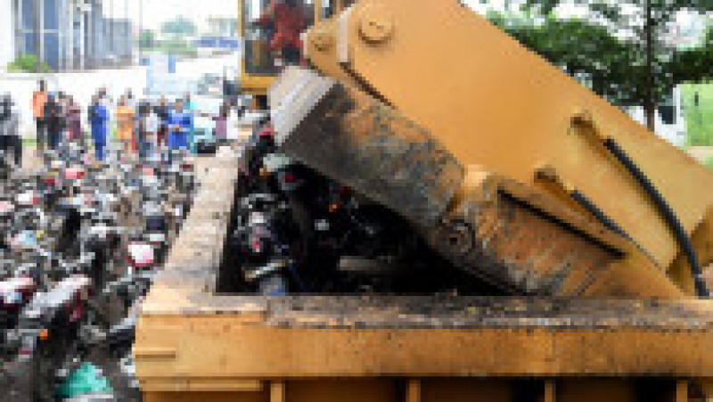 Peste 2.000 de motociclete folosite pe post de taxi au fost confiscate și distruse în cel mai mare oraș al Nigeriei, Lagos. Foto: Profimedia | Poza 4 din 6