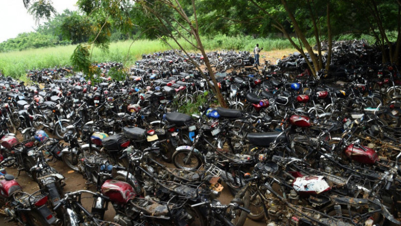 Peste 2.000 de motociclete folosite pe post de taxi au fost confiscate și distruse în cel mai mare oraș al Nigeriei, Lagos. Foto: Profimedia