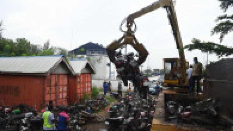 Peste 2.000 de motociclete folosite pe post de taxi au fost confiscate și distruse în cel mai mare oraș al Nigeriei, Lagos. Foto: Profimedia | Poza 2 din 6