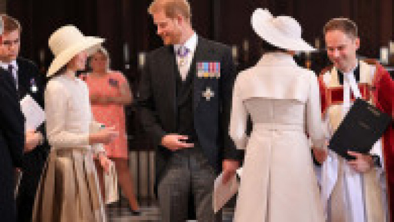 Ducele de Sussex face conversație cu alți oaspeți regali la finalul slujbei din St Paul. O întâlnire față în față cu fratele său a fost evitată Foto: Profimedia Images | Poza 19 din 26