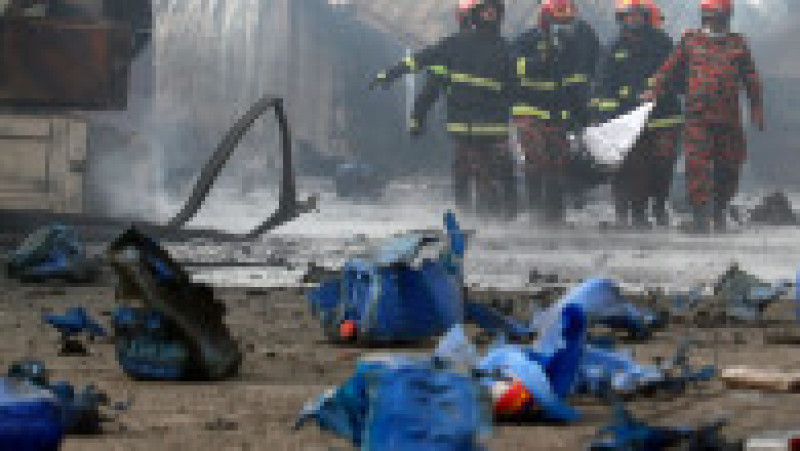 41 morți și sute de răniți într-un incendiu de proporţii la un depozit de containere din Bangladesh. Foto: Profimedia Images | Poza 8 din 12
