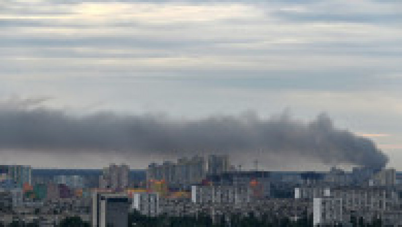 Un nor gros de fum pe cerul Kievului, după bombardamente lansate de forțele rusești. Foto: Profimedia | Poza 9 din 11