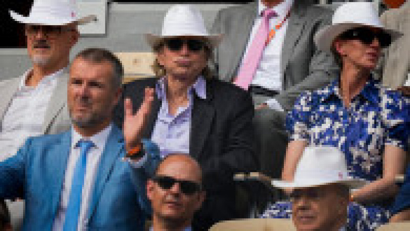 Actorul Michael Douglas (în centru, cu pălărie), în tribune la finala Roland Garros 2022 Foto: Profimedia Images | Poza 10 din 25