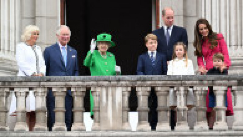 De la stânga la dreapta: Camilla, ducesă de Cornwall, Prințul Charles, Regina Elisabeta a II-a, Prințul George, Prințul William, Prințesa Charlotte, Prințul Louis și Catherine, ducesă de Cambridge Foto: Profimedia Images | Poza 7 din 13