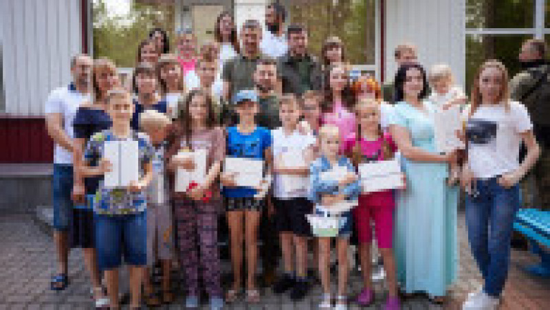 Zelenski le-a adus tablete copiilor găzduiți de un centru pentru refugiați din Zaporojie Foto: president.gov.ua | Poza 16 din 17