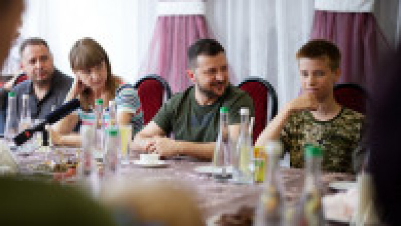 Volodimir Zelenski s-a întâlnit cu ucrainenii strămutați, găzduiți de un sanatoriu din Zaporojie Foto: president.gov.ua | Poza 17 din 17