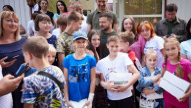 Zelenski a vizitat un centru din Zaporojie pentru familii care au fost nevoite să fugă din zonele ocupate de ruși Foto: president.gov.ua | Poza 15 din 17