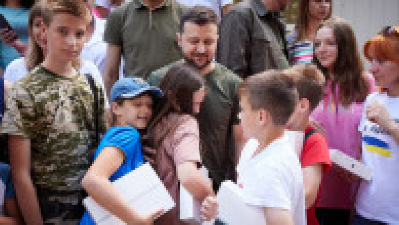 Copiii se bucură de vizita președintelui Zelenski, care le-a adus cadou tablete Foto: Profimedia Images | Poza 13 din 17