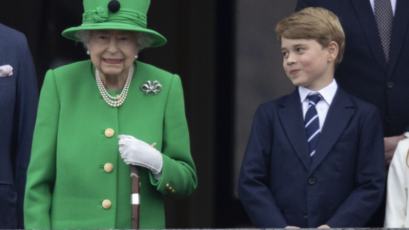 Prințul George, al treilea în ordinea succesiunii la tron, privește cu admirație la străbunica sa, Regina Elisabeta a II-a Foto: Profimedia Images