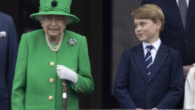 Prințul George, al treilea în ordinea succesiunii la tron, privește cu admirație la străbunica sa, Regina Elisabeta a II-a Foto: Profimedia Images | Poza 1 din 13