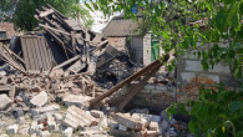 Case distruse și cratere adânci de cinci metri – așa arată orașul Druzcovca, din estul Ucrainei. FOTO: Twitter | Poza 4 din 4