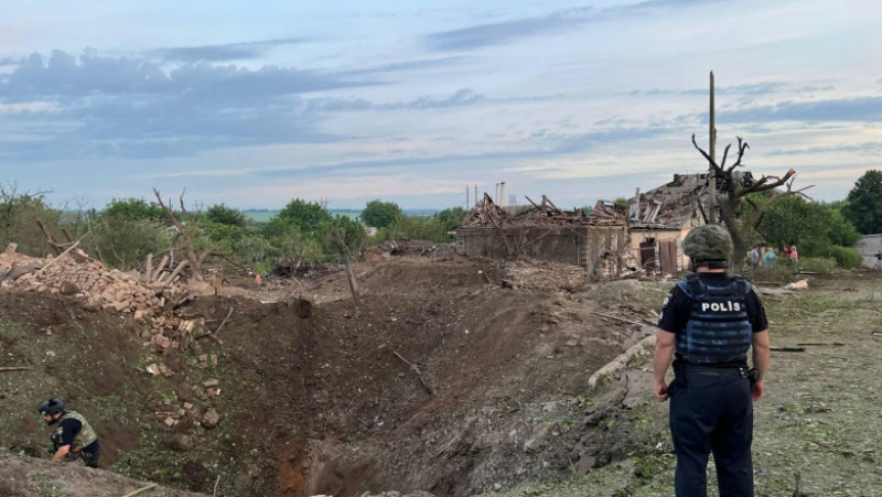 Case distruse și cratere adânci de cinci metri – așa arată orașul Druzcovca, din estul Ucrainei. FOTO: Twitter