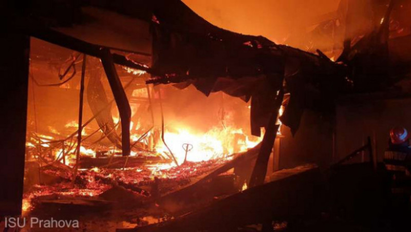 Incendiu puternic la o fabrică de mobilă din Prahova. FOTO: ISU Prahova