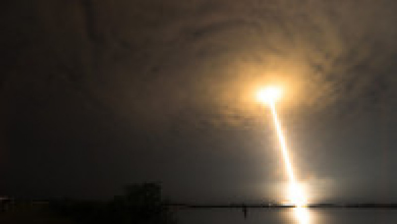 SpaceX, al cărei obiectiv este să lanseze în următorii ani peste 40.000 de sateliți în așa-numita orbită joasă a Pământului, și-a repoziționat rapid în jur de 50 de sateliți pentru a conecta Ucraina la internet. Foto: Profimedia Images | Poza 41 din 106
