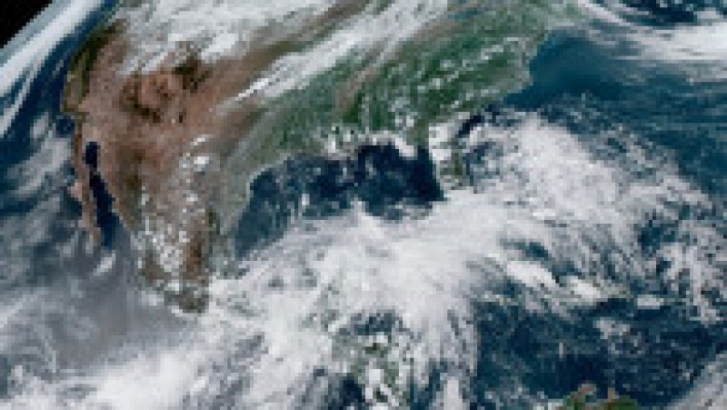 Uraganul Agatha, primul care s-a format în acest sezon în Oceanul Pacific în largul coastei Mexicului, a atins uscatul ca uragan de categoria 2. Foto: Profimedia Images | Poza 1 din 8
