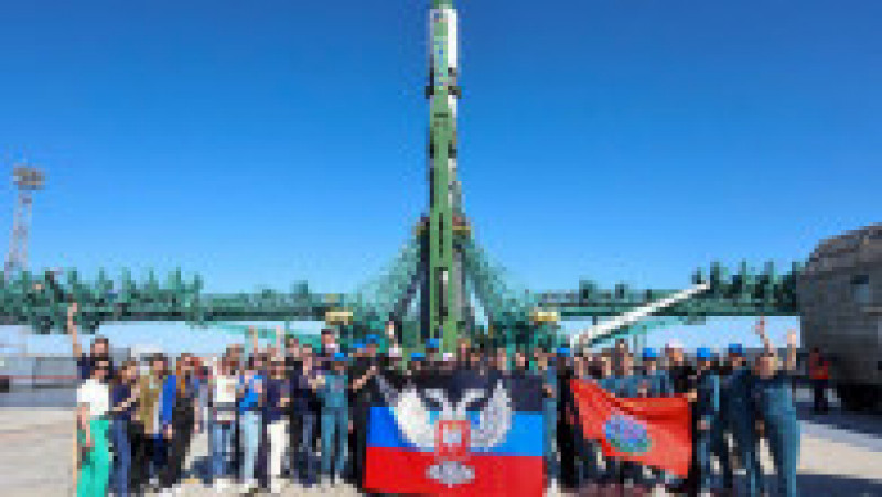 În afară de cele două steaguri ale republicilor separatiste, pe racheta Soyuz mai apare și cuvântul „Donbas”, numele regiunii din Ucraina pe care trupele ruse încearcă să o cucerească. Foto: Profimedia Images | Poza 4 din 11