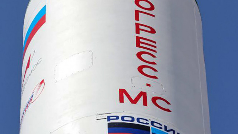 În afară de cele două steaguri ale republicilor separatiste, pe racheta Soyuz mai apare și cuvântul „Donbas”, numele regiunii din Ucraina pe care trupele ruse încearcă să o cucerească. Foto: Profimedia Images
