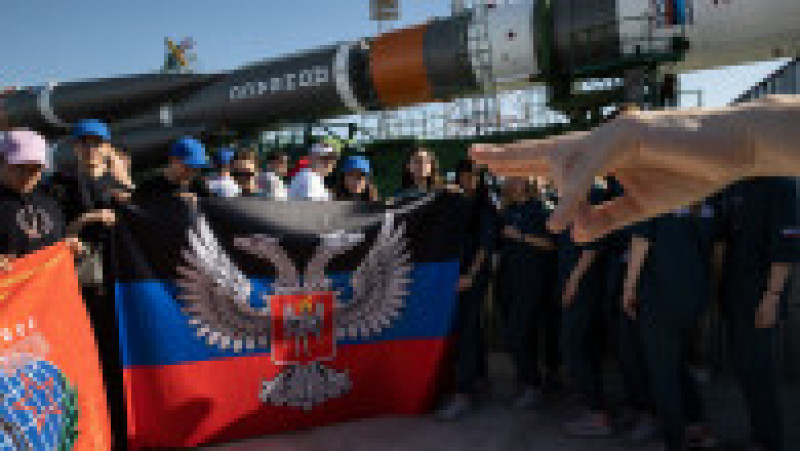 În afară de cele două steaguri ale republicilor separatiste, pe racheta Soyuz mai apare și cuvântul „Donbas”, numele regiunii din Ucraina pe care trupele ruse încearcă să o cucerească. Foto: Profimedia Images | Poza 9 din 11