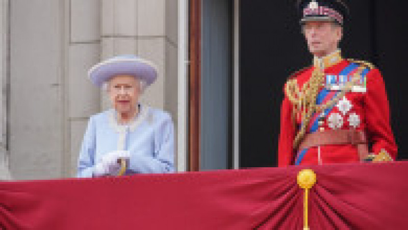 Regina Elisabeta a II-a a Marii Britanii a apărut joi la balconul oficial al Palatului Buckingham din Londra, în prima zi a festivităţilor care marchează Jubileul de Platină. Foto: Profimedia | Poza 5 din 12