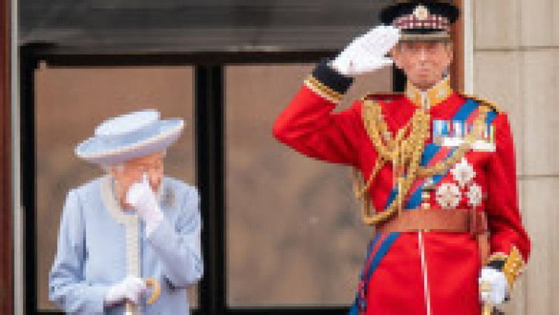 Regina Elisabeta a II-a a ieșit în balconul Palatului Buckingham alături de vărul ei, ducele de Kent, pentru a urmări parada tradițională Trooping the Colour Foto: Profimedia Images | Poza 35 din 39