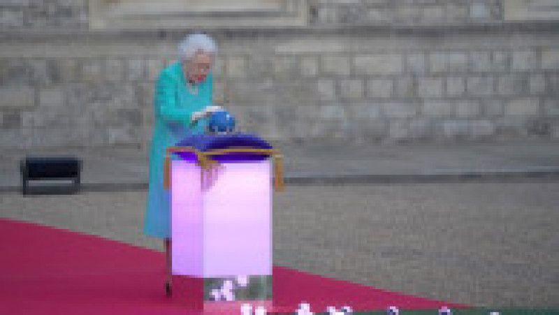 Regina dă startul ceremoniilor de aprindere a torțelor în prima zi a Jubileului de Platină Foto: Profimedia Images | Poza 8 din 20