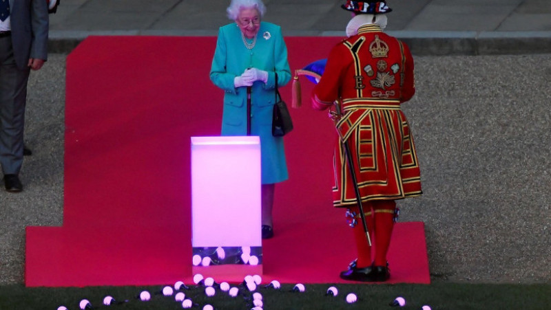 Un maestru de ceremonii îi aduce Reginei Elisabeta „Globul Națiunilor Commonwealth” Foto: Profimedia Images