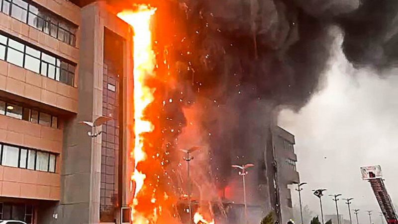 O clădire de birouri din Moscova a fost mistuită de flăcări. FOTO: Profimedia Images
