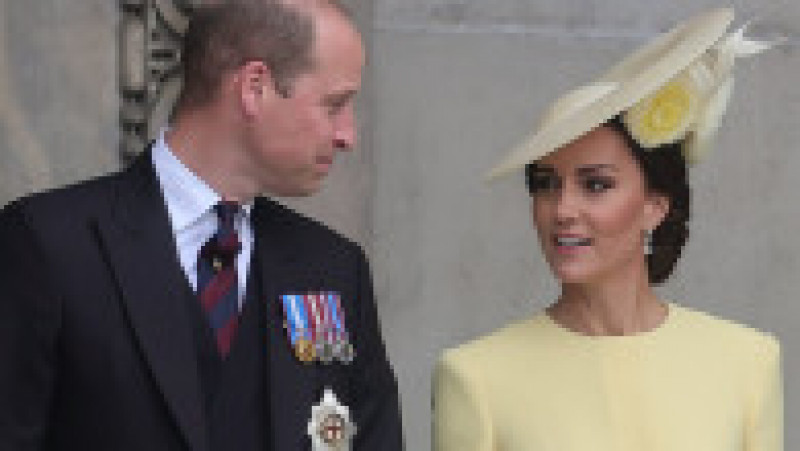 Catherine, ducesa de Cambridge, a avut ținuta cea mai apreciată de criticii de modă la slujba de la Catedrala St. Paul, din a doua zi a ceremoniilor dedicate Jubileului de Platină al Reginei Foto: Profimedia Images | Poza 9 din 28