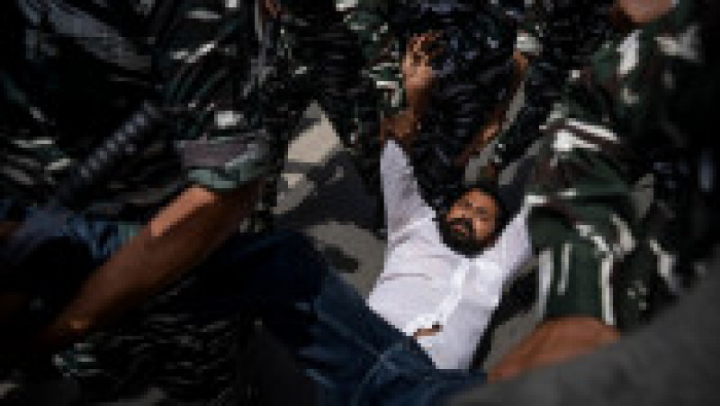 Protestatar luat de polițiști în India, în timpul unei demonstrații față de noua politică de recrutare în armată. | Poza 10 din 10