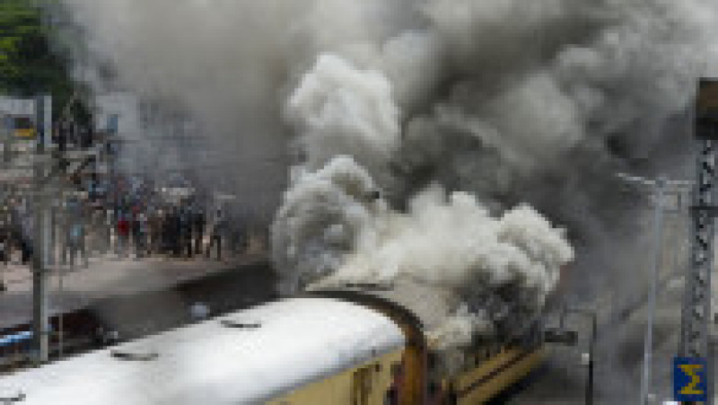 Supărați pe noua politică de recrutare în armată, indienii dau foc trenurilor. Foto: Profimedia | Poza 6 din 10