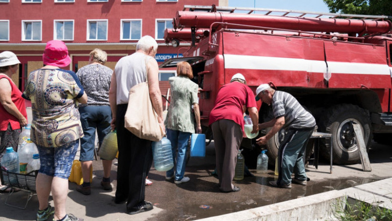 Oamenii din Lisiceansk stau la coadă pentru a primi apă. Foto: Profimedia