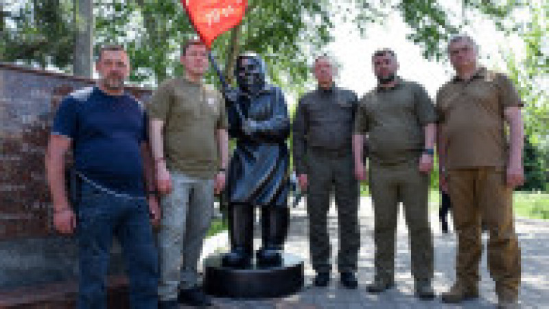 Liderii separatiști proruși se fotografiază lângă statuia din Mariupol. Foto: Profimedia Images | Poza 7 din 16