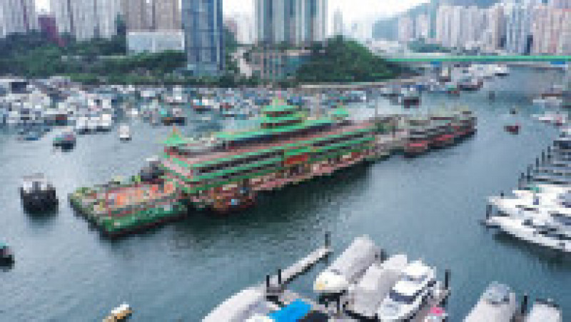 Un faimos restaurant plutitor din Hong Kong, vizitat și de regina Elisabeta a II-a, a fost scos din port după 46 de ani. Sursa foto: Profimedia Images | Poza 18 din 19