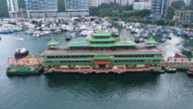 Un faimos restaurant plutitor din Hong Kong, vizitat și de regina Elisabeta a II-a, a fost scos din port după 46 de ani. Sursa foto: Profimedia Images | Poza 14 din 19