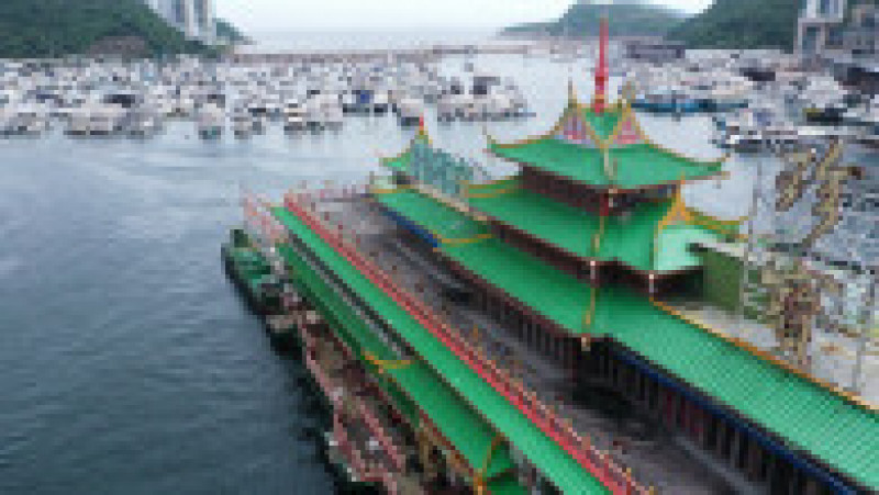 Un faimos restaurant plutitor din Hong Kong, vizitat și de regina Elisabeta a II-a, a fost scos din port după 46 de ani. Sursa foto: Profimedia Images | Poza 16 din 19