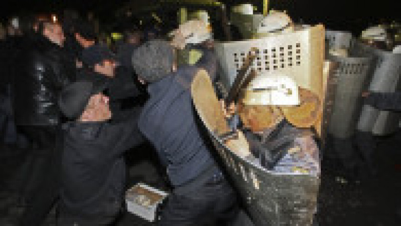 Protestatarii se luptă cu poliția, ei cerând să se întâlnească cu autoritățile, după explozia de la mină în 2010. Foto: Profimedia Images | Poza 12 din 12
