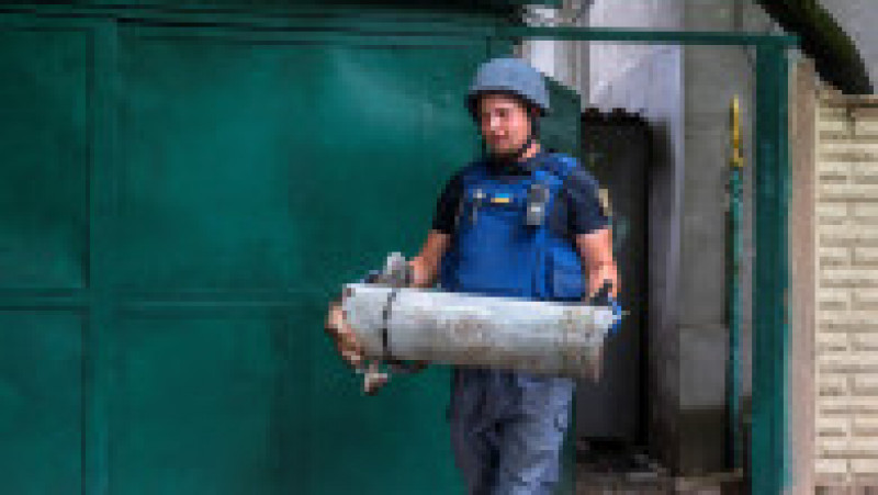 Un expert ucrainean în eliminarea bombelor transportă o muniție în timpul unei operațiuni de deminare la marginea de nord a orașului Harkov. Foto: Profimedia Images | Poza 7 din 10