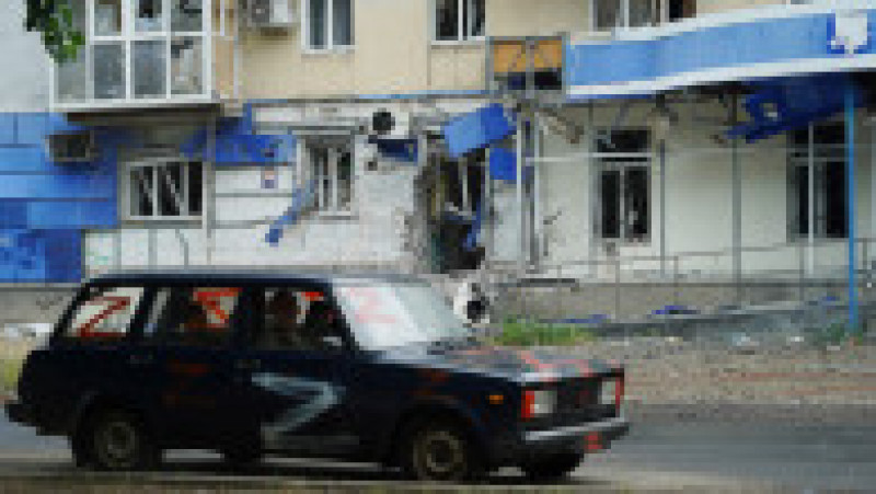 O clădire avariată în Severodonețk și o mașină inscripționată cu litera Z, simbol al războiului pornit de ruși în Ucraina. Foto: Profimedia Images | Poza 8 din 10
