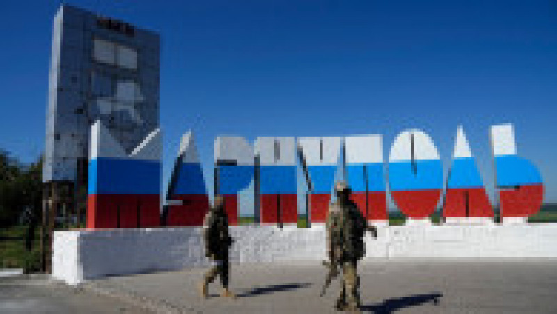 Semnul aflat la intrarea în Mariupol a fost înlocuit cu unul pictat în culorile drapelului rus. Foto: Profimedia | Poza 13 din 13