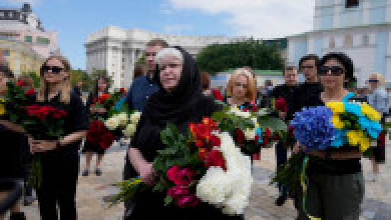 Sute de persoane au participat sâmbătă, la mănăstirea Sfântul Mihail cu Cupole de Aur din centrul Kievului, la funeraliile unui tânăr militant ucrainean ucis în lupte în estul Ucrainei, tânăr care a fost o figură emblematică a mişcării pro-europene Maidan. Foto: Profimedia Images | Poza 1 din 4