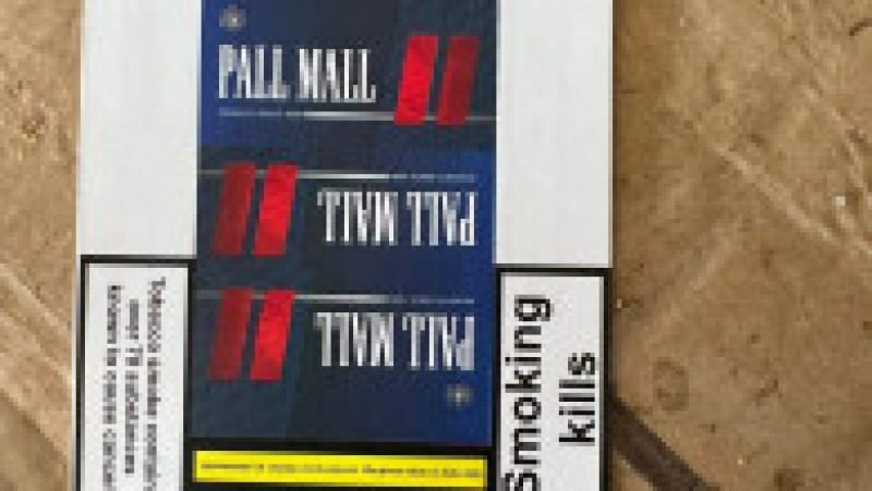 Inspectorii antifraudă au identificat la fața locului atât pachete cu țigarete contrafăcute marca Marlboro gata de vânzare, cât și materiale utilizate în fabricarea ilegală a țigaretelor | Poza 1 din 4