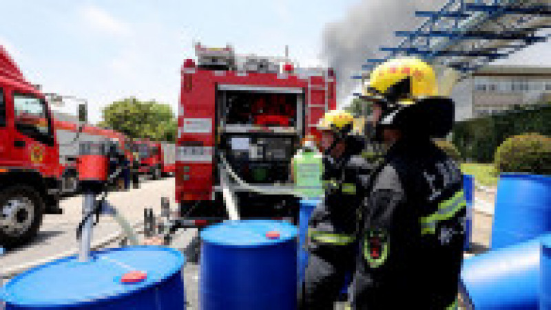 500 de pompieri au fost trimiși pentru stingerea incendiilor din Shanghai Foto: Profimedia Images | Poza 8 din 8